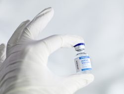 vaccine-gbed2ab844_1920
